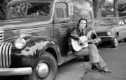 American actor Cody Palance with his guitar in Hollywood 1978 OLD PHOTO 1
