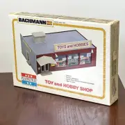 BACHMANN HD TOY & HOBBY SHOP ITEM# 2931 SNAP FIT HO SCALE
