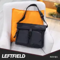 在飛比找momo購物網優惠-【LEFTFIELD】韓國製 折口大前袋防潑水側背包 NO.