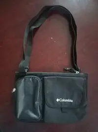 在飛比找Yahoo!奇摩拍賣優惠-Columbia Black Sling Bag黑色側背包/