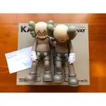 (售出)KAWS ALONG THE WAY VINYL FIGURE BROWN 棕色 公仔 搭肩 人偶 官網 公司貨