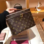 精品全新二手 LV 路易威登 M42265 NICE BB 老花帆布化妝箱 手提包 梳洗袋