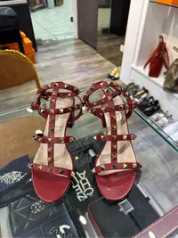 在飛比找Yahoo!奇摩拍賣優惠-【喬瑟夫二手名店】真品 VALENTINO 卯釘高跟鞋