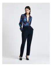 [Cue] Satin Back Crepe Tapered Pant in Dark Ink
