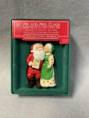 ~MERRY MISTLETOE TIME~HALLMARK ORNAMENT 1986 FIRST IN SERIES MR. & MRS.CLAUS NIB