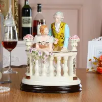 在飛比找樂天市場購物網優惠-英國陶瓷瓷偶創意結婚禮物擺件情侶歐式奢華人物擺件高檔別墅客廳