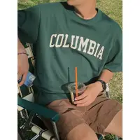 在飛比找蝦皮購物優惠-男士深苔綠色 T 恤印花棉 COLUMBIA 字母