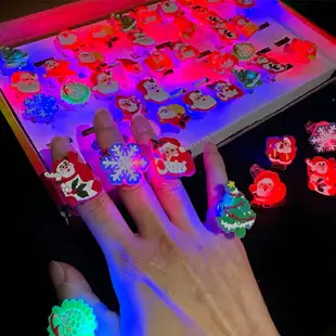 聖誕節 戒指燈 (隨機款) 手指燈 LED 發光戒指 卡通飾品 軟膠戒指 聖誕老 派對 變裝【塔克】