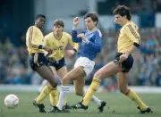 Alan Smith of Leicester City is crowded out by Arsenal players in - Old Photo