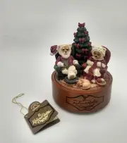 Vintage Robert Raikes Santa Claus & Mrs. Claus bear music box by Applause. New.