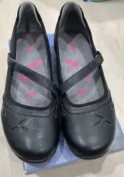 AHNU LADIES SIZE 9 LEATHER SHOES