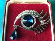 Pretty Large Art Deco Blue EYE with Teardrop White Diamonte Silvertone Brooch