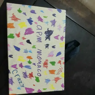 APM MONACO Fun Crazy Love系列手拿包 印有充滿童趣的彩色繪畫，可放手機 皮夾雜物，獨特 優雅｜迷人香氛↘限時下殺