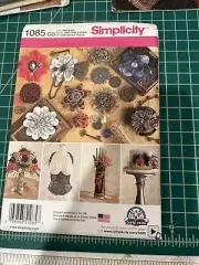 Simplicity 1085 Fabric Flowers Pattern Uncut