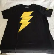 DC SHAZAM LG T-SHIRT BLACK/GOLD