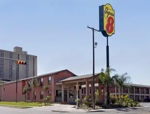 Econo Lodge Inn & Suites