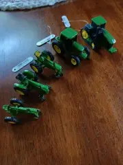 5 ertl 1/64 john deere tractors