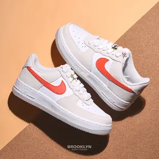 NIKE 休閒鞋 WMNS AF1 AIR FORCE 1 07 米白 橘勾 雙鞋帶 果凍底 金扣 女 (布魯克林) DA8302-101