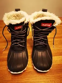 在飛比找Yahoo!奇摩拍賣優惠-二手 native JIMMY BLACK 女 大童 雪靴 