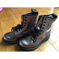 在飛比找蝦皮購物優惠-Dr martens 全新 1460 8孔 銀色軟皮短靴 u