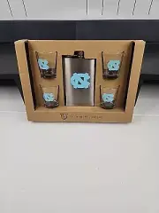 North Carolina Tarheels 8oz FLASK & 4 2oz Shot Glass Set New NCAA Offical