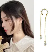 在飛比找PChome24h購物優惠-Charme 韓國新品 時尚仿珍珠金珠垂墜長鍊條造型耳骨夾