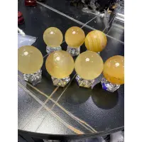 在飛比找蝦皮購物優惠-2 透體美 黃方解石 冰洲球 擺件 水晶球 3號有扣其他無扣