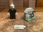 Lego Harry Potter Minifigure Lord Voldemort (tongue out) & Chamber Mini Build