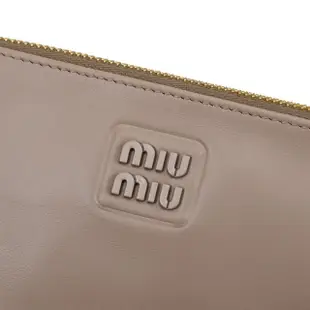 【MIU MIU】簡約經典LOGO皮革拉鍊手拿包手提包萬用包(淺駝)