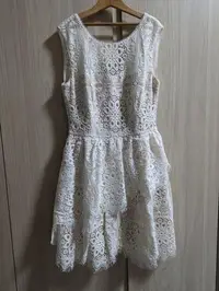 在飛比找Yahoo!奇摩拍賣優惠-歐美品牌 BCBGMAXAZRIA 白色蕾絲雕花小洋裝2號