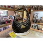 ✈️精品代購✈️ GUCCI MARMONT 全新黑色皮革迷你彎月包鑰匙釦金鍊斜背包手提包腋下包 699514