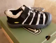Big Kids KEEN Newport Shoes BIG FOOT GOLD Black Suede Furry Youth SIZE 2 NIB