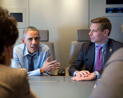BARACK OBAMA w/ CALIFORNIA DEMOCRATS ABOARD AIR FORCE ONE - 8X10 PHOTO (ZY-347)