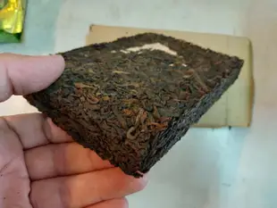 桃子~雲南普洱茶磚/1998年猛庫冰島野生大樹茶(樟香)生茶250公克