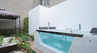 Exclusive Penthouse with Private Rooftop Jacuzzi by Simply Comfort