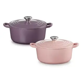 【Le Creuset】琺瑯鑄鐵鍋圓鍋22cm 水晶紫/甜心粉 2色可選(贈愛心鍋造型夾片4入)