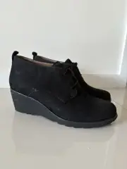Dansko ‘Cadee’ Black Nubuck Lace Up Wedge Bootie Womens Size 39