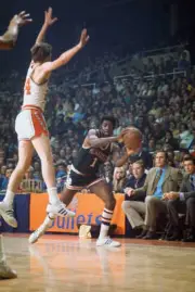 Milwaukee Bucks Guard Oscar Robertson 1970 OLD BASKETBALL PHOTO 4