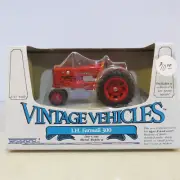 Ertl IH Farmall 300 Tractor Vintage Vehicles 1/43 IH-2513-1HEO-B4