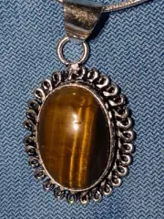 925 SILVER WITH NICE TIGERS EYE PENDANT ON 1mm SOLID SILVER SNAKE CHAIN,
