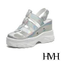 在飛比找momo購物網優惠-【HMH】時尚復古縷空線條包頭個性厚底內增高羅馬涼鞋(銀)