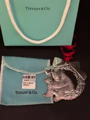 TIFFANY & CO VINTAGE 1999 SILVER 2.6 oz ORNAMENT BEAR W/WREATH 3" x 3" NEW