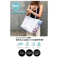 在飛比找蝦皮購物優惠-•E+E包包• 日本品牌原單 夏威夷花拼接防水沙灘包包