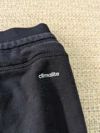 在飛比找Yahoo!奇摩拍賣優惠-Adidas climalite 黑色運動縮口短褲