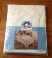QUAKER LACE Rose Rhapsody Tablecloth Oval 70"x 90" BRAND NEW -SLIGHTLY IMPERFECT