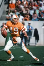 Gary Huff Tampa Bay Buccaneers drops back to pass v the Atlanta Fa- Old Photo 3
