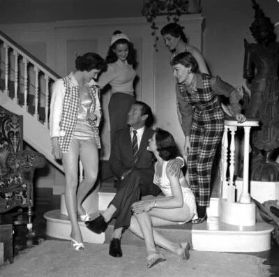 Rex Harrison With Five Models 1954 OLD PHOTO