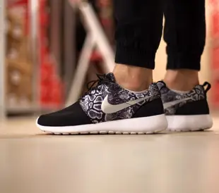 『 球鞋瘋 』Wmns Nike Roshe run One PRINT 黑白 銀勾 蛇紋 慢跑鞋 599432-003