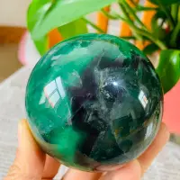 在飛比找Yahoo!奇摩拍賣優惠-FA79天然綠螢石水晶球擺件綠色水晶原石打磨屬木客廳辦公家居