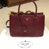 在飛比找蝦皮購物優惠-Prada Saffiano Lux 酒紅色牛皮中型包